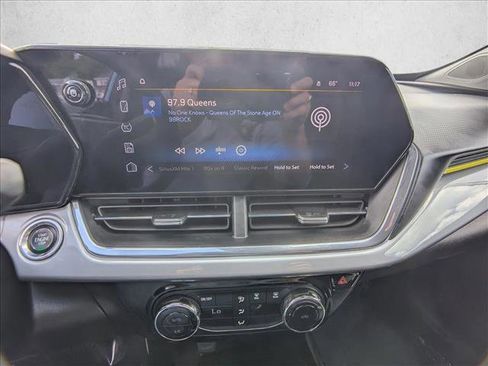 Used 2025 Chevrolet Trax LT FWD image 13