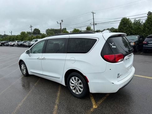 Used 2017 Chrysler Pacifica Touring-L FWD image 6