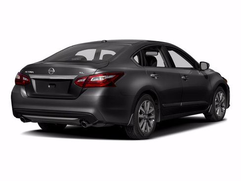 Used 2017 Nissan Altima 2.5 SL w/ Technology Package FWD image 5