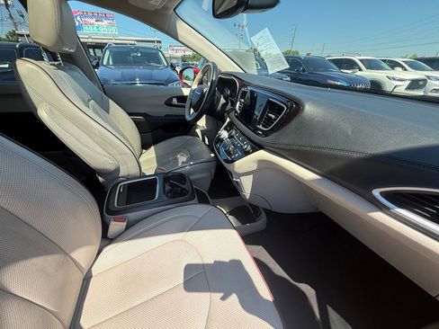 Used 2019 Chrysler Pacifica Limited FWD image 24