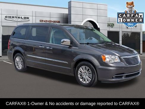 Used 2016 Chrysler Town & Country Touring-L FWD image 2