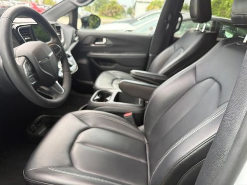 Used 2025 Chrysler Pacifica Select FWD image 6