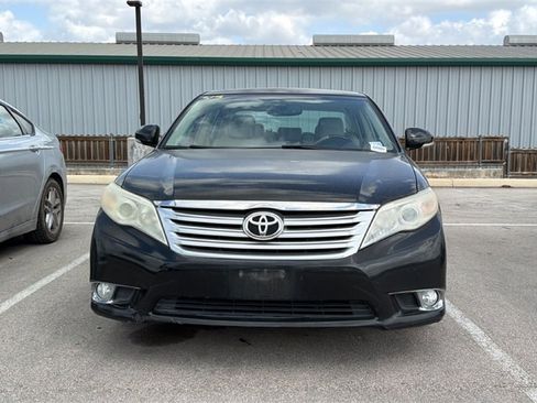 Used 2011 Toyota Avalon Limited image 2