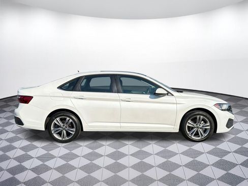 Certified 2022 Volkswagen Jetta SE FWD image 7