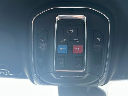 Used 2025 Jeep Grand Cherokee Altitude AWD/4WD image 32