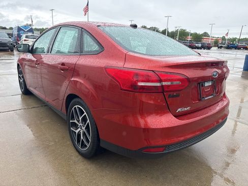 Used 2018 Ford Focus SE w/ SE Appearance Package FWD image 6