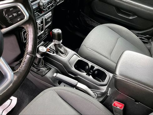 Used 2018 Jeep Wrangler Unlimited Sahara AWD/4WD image 16