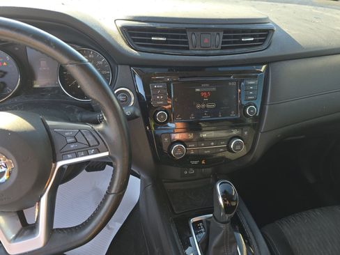 Used 2020 Nissan Rogue SV image 11