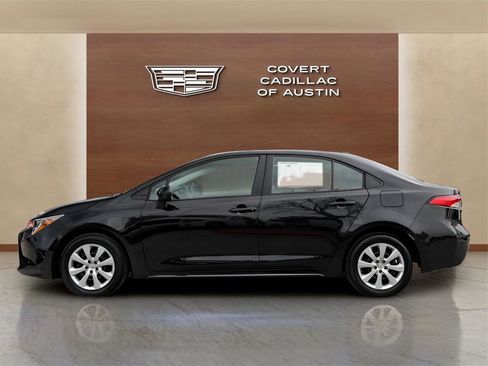 Used 2022 Toyota Corolla LE image 2