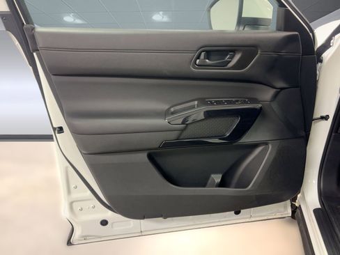 Used 2025 Nissan Pathfinder SV image 21