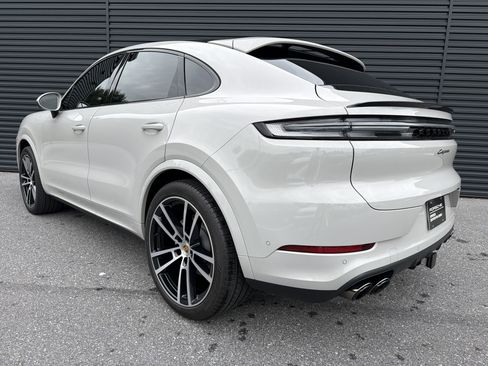 Used 2024 Porsche Cayenne Coupe AWD/4WD image 3