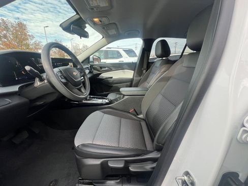 Used 2025 Chevrolet Trax LT image 27
