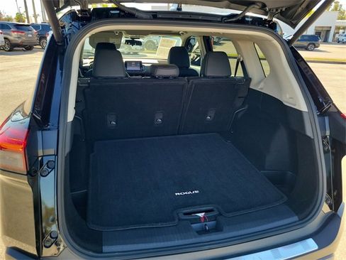 Used 2023 Nissan Rogue SV w/ SV Premium B Package image 6