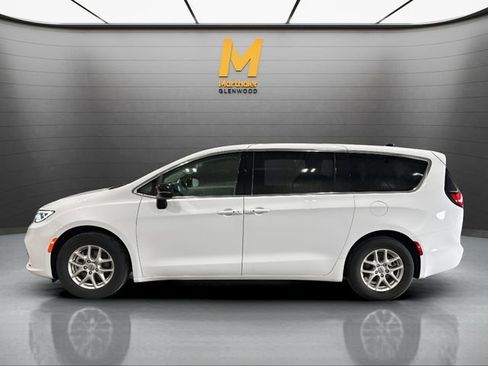 Used 2024 Chrysler Pacifica Touring-L image 5