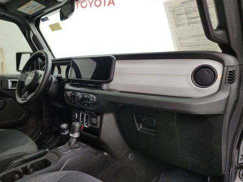 Used 2025 Jeep Wrangler Sport image 31