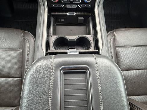 Used 2022 GMC Yukon XL Denali RWD image 11
