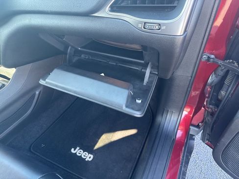 Used 2019 Jeep Cherokee Latitude Plus w/ Comfort/Convenience Group image 19