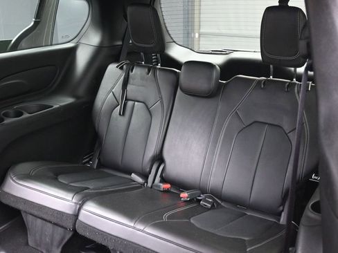 Used 2025 Chrysler Pacifica Select FWD image 36
