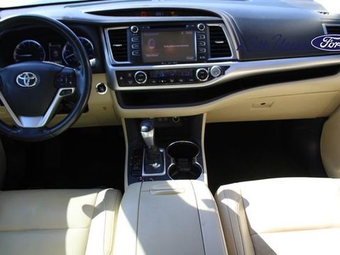 Used 2018 Toyota Highlander XLE image 16