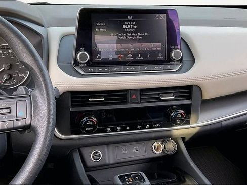 Used 2023 Nissan Rogue SV image 9