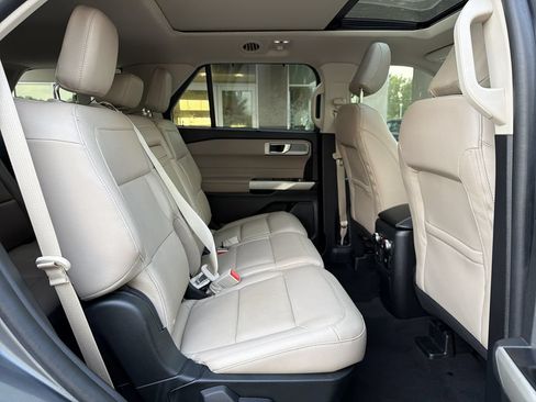 Used 2022 Ford Explorer Limited w/ Equipment Group 301A RWD image 18