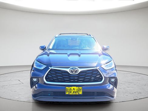 Used 2021 Toyota Highlander XLE AWD/4WD image 8