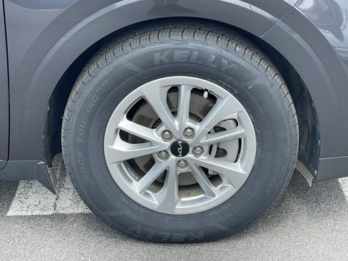 Used 2023 Kia Carnival LX image 12