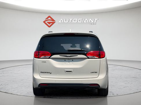 Used 2019 Chrysler Pacifica Limited w/ S Appearance Package FWD image 10