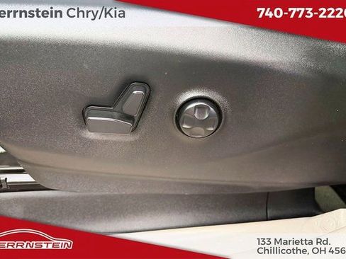 Used 2021 Chrysler Pacifica Touring-L image 16