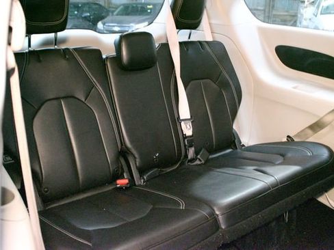 Used 2020 Chrysler Voyager Lxi FWD image 14