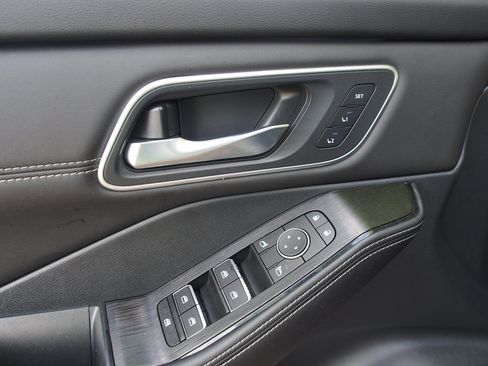 Used 2024 Nissan Rogue Platinum FWD image 21
