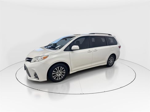 Used 2018 Toyota Sienna XLE w/ XLE Navigation Package image 4