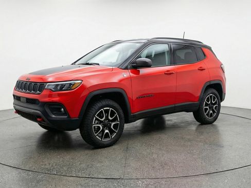 Used 2025 Jeep Compass Trailhawk AWD/4WD image 3