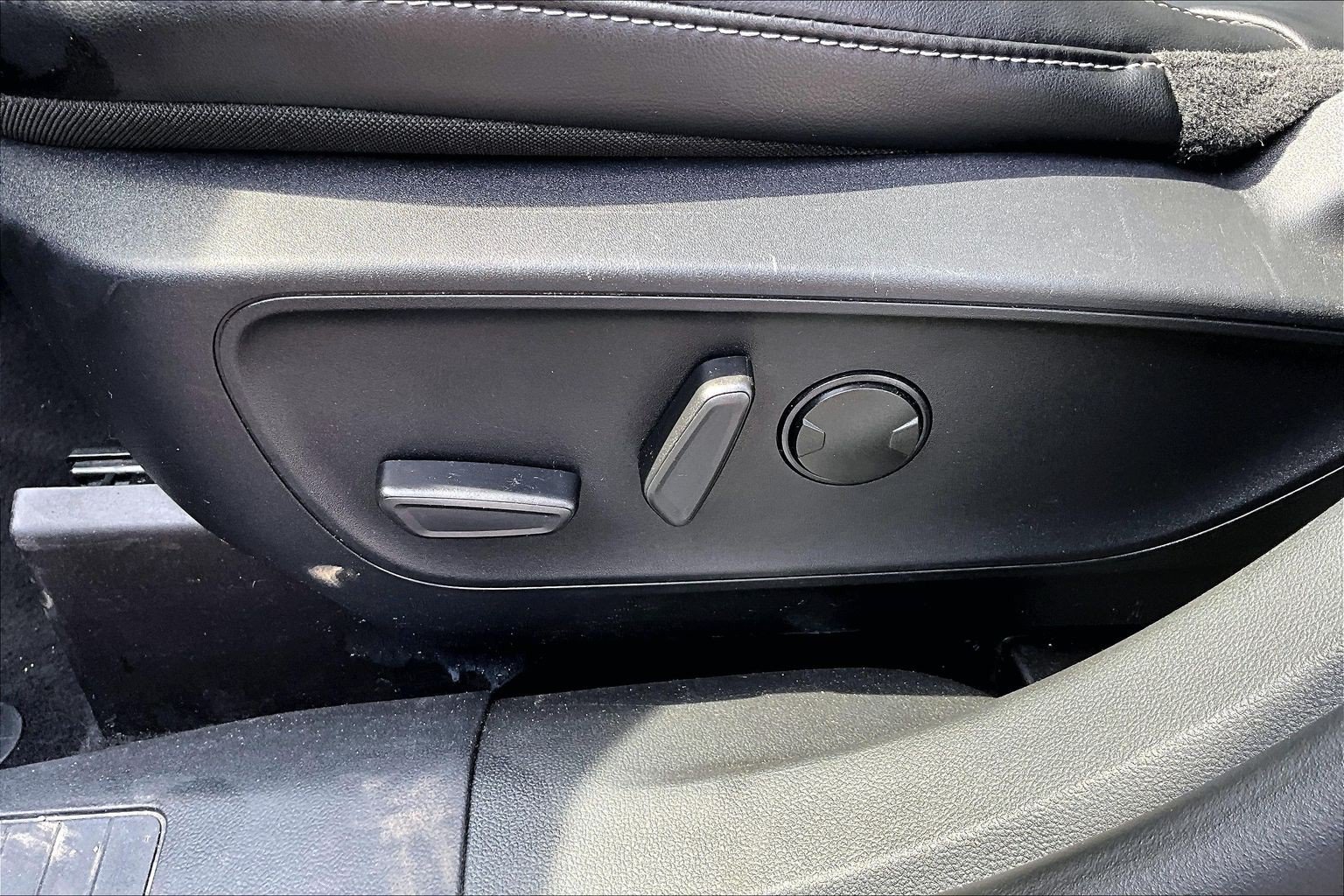 Certified 2025 Ford Escape Platinum AWD/4WD image 34