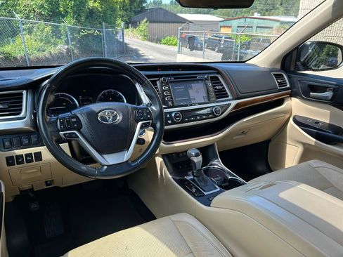 Used 2017 Toyota Highlander Limited Platinum AWD/4WD image 16