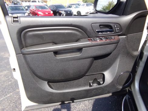 Used 2013 GMC Yukon XL Denali image 16