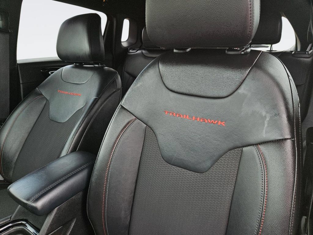 Used 2025 Jeep Compass Trailhawk AWD/4WD image 31