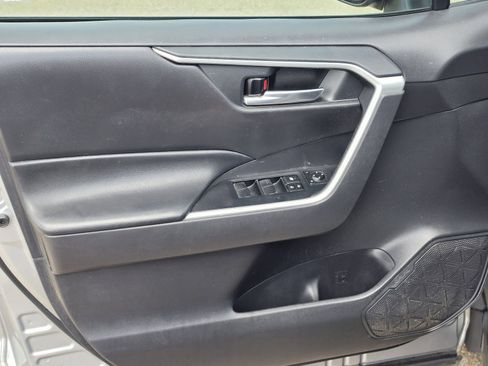 Used 2020 Toyota RAV4 XLE FWD image 16