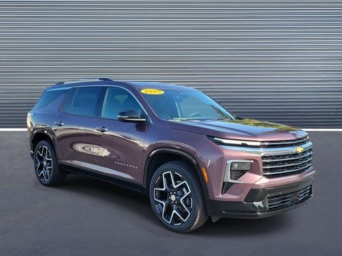 Used 2025 Chevrolet Traverse High Country w/ LPO, Floor Liner Package FWD image 2