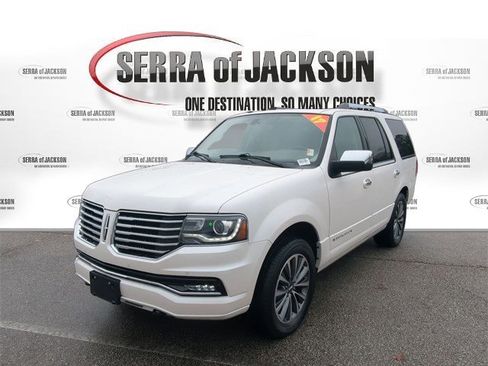 Used 2017 Lincoln Navigator Select image 4