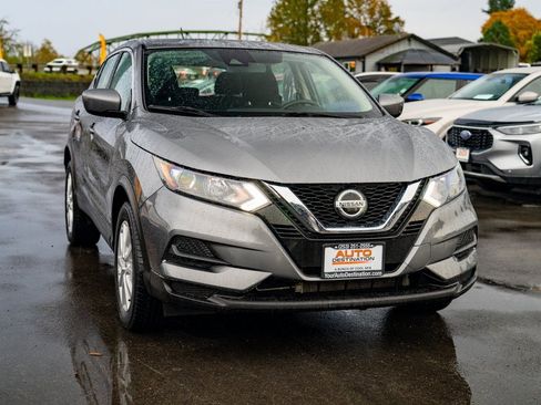 Used 2021 Nissan Rogue Sport S image 2