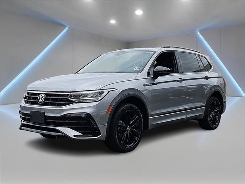 Certified 2022 Volkswagen Tiguan SE R-Line image 1