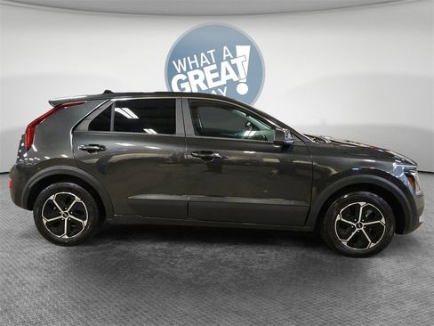 Used 2023 Kia Niro LX image 2