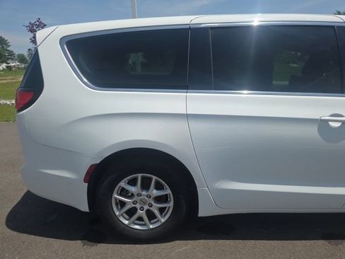 Used 2023 Chrysler Pacifica Touring-L FWD image 7