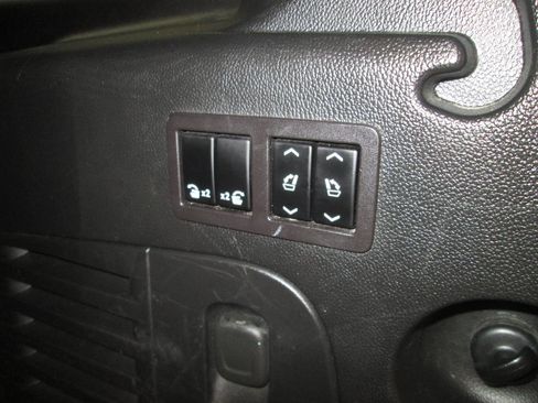 Used 2017 GMC Yukon XL Denali w/ Open Road Package image 33