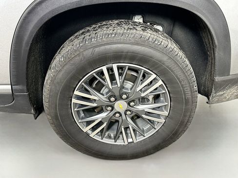 Used 2025 Chevrolet Traverse LT image 8