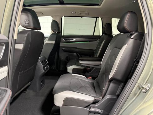 Used 2025 Volkswagen Atlas Peak Edition SE AWD/4WD image 18