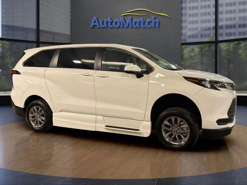 Used 2024 Toyota Sienna LE image 13