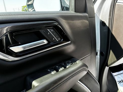 Used 2025 GMC Yukon Elevation w/ Elevation Premium Package AWD/4WD image 10