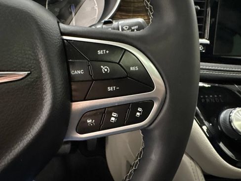 Used 2022 Chrysler Pacifica Limited AWD/4WD image 24